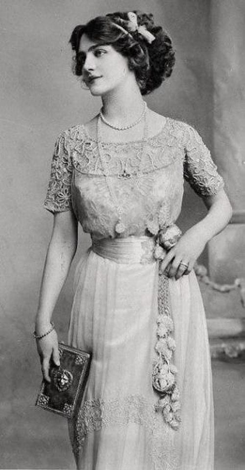 1920s woman posing